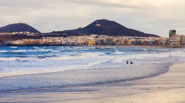 Las Palmas de Gran Canaria, İspanya, 10 Ocak 2018 üzerinde. Kış günbatımı güneş ışıklar Playa de Las Canteras plaj ve güzel dolgu uzaktan. 