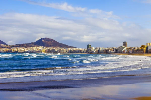 Las Palmas de Gran Canaria, İspanya, 10 Ocak 2018 üzerinde. Kış güneşi Playa de Las Canteras plaj ve güzel dolgu uzaktan ışıkları. 