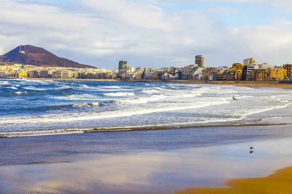 Las Palmas de Gran Canaria, İspanya, 10 Ocak 2018 üzerinde. Kış güneşi Playa de Las Canteras plaj ve güzel dolgu uzaktan ışıkları. 