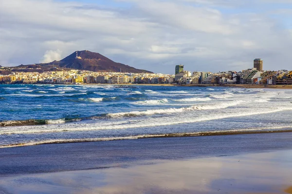 Las Palmas de Gran Canaria, İspanya, 10 Ocak 2018 üzerinde. Kış güneşi Playa de Las Canteras plaj ve güzel dolgu uzaktan ışıkları. 