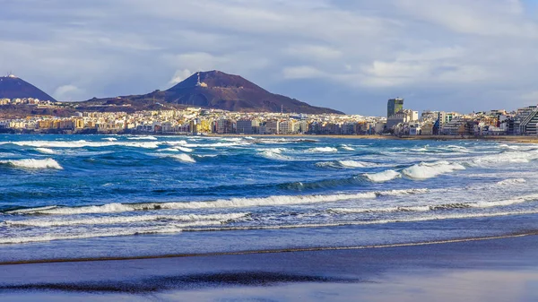 Las Palmas de Gran Canaria, İspanya, 10 Ocak 2018 üzerinde. Kış güneşi Playa de Las Canteras plaj ve güzel dolgu uzaktan ışıkları. 
