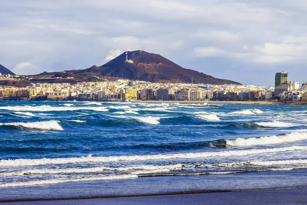 Las Palmas de Gran Canaria, İspanya, 10 Ocak 2018 üzerinde. Kış güneşi Playa de Las Canteras plaj ve güzel dolgu uzaktan ışıkları. 