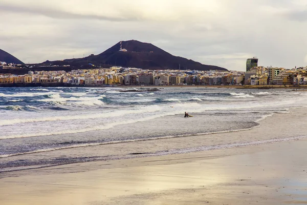 Las Palmas de Gran Canaria, İspanya, 10 Ocak 2018 üzerinde. Kış günbatımı güneş ışıklar Playa de Las Canteras plaj ve güzel dolgu uzaktan. 