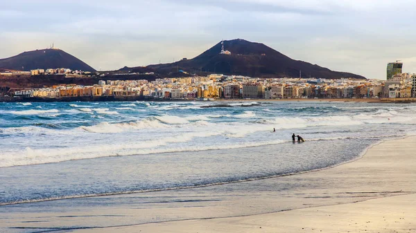 Las Palmas de Gran Canaria, İspanya, 10 Ocak 2018 üzerinde. Kış günbatımı güneş ışıklar Playa de Las Canteras plaj ve güzel dolgu uzaktan. 
