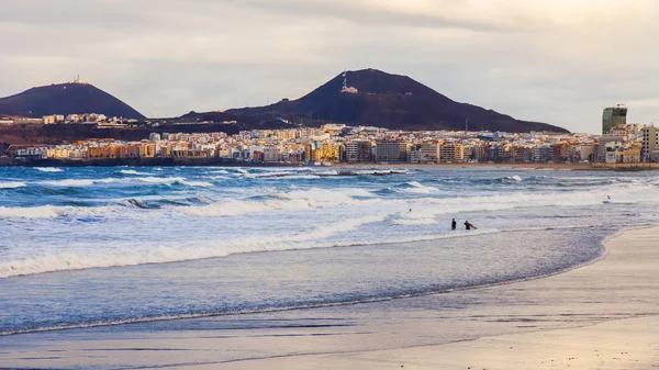 Las Palmas de Gran Canaria, İspanya, 10 Ocak 2018 üzerinde. Kış günbatımı güneş ışıklar Playa de Las Canteras plaj ve güzel dolgu uzaktan. 
