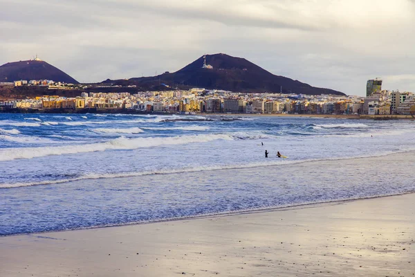 Las Palmas de Gran Canaria, İspanya, 10 Ocak 2018 üzerinde. Kış günbatımı güneş ışıklar Playa de Las Canteras plaj ve güzel dolgu uzaktan. 