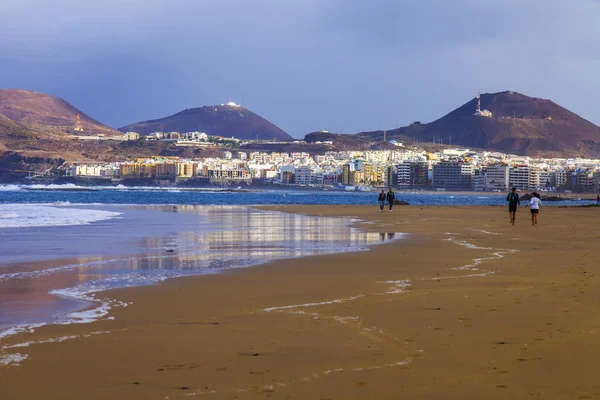 Las Palmas de Gran Canaria, İspanya, 10 Ocak 2018 üzerinde. Kış günbatımı güneş ışıklar Playa de Las Canteras plaj ve güzel dolgu uzaktan. 