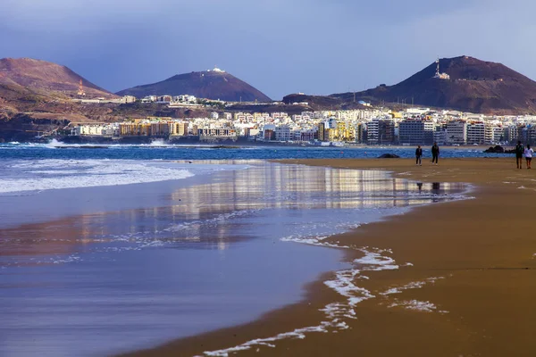 Las Palmas de Gran Canaria, İspanya, 10 Ocak 2018 üzerinde. Kış günbatımı güneş ışıklar Playa de Las Canteras plaj ve güzel dolgu uzaktan. 