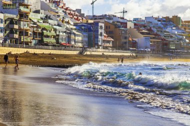 Las Palmas de Gran Canaria, İspanya, 10 Ocak 2018 üzerinde. Playa de Las Canteras plaj ve güzel dolgu kış güneşinin ışıkları 