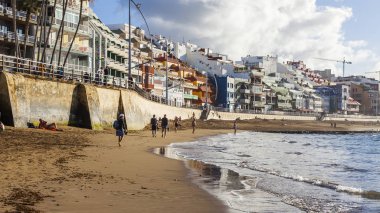 Las Palmas de Gran Canaria, İspanya, 10 Ocak 2018 üzerinde. Playa de Las Canteras plaj ve güzel dolgu kış güneşinin ışıkları 