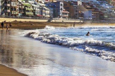 Las Palmas de Gran Canaria, İspanya, 10 Ocak 2018 üzerinde. Playa de Las Canteras plaj ve güzel dolgu kış güneşinin ışıkları 