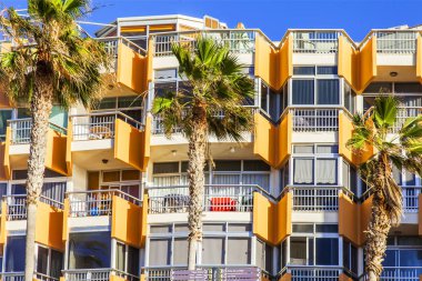 Las Palmas de Gran Canaria, İspanya, 10 Ocak 2018 üzerinde. Modern binanın mimarisi, adalar için tipik bir cephe bilir