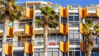 Las Palmas de Gran Canaria, İspanya, 10 Ocak 2018 üzerinde. Modern binanın mimarisi, adalar için tipik bir cephe bilir