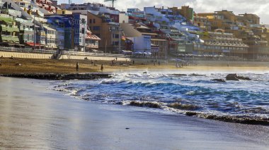 Las Palmas de Gran Canaria, İspanya, 10 Ocak 2018 üzerinde. Playa de Las Canteras plaj ve güzel dolgu kış güneşinin ışıkları 