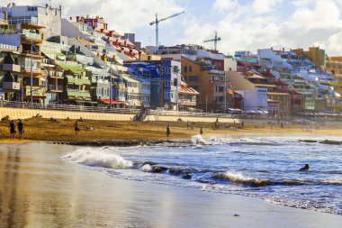Las Palmas de Gran Canaria, İspanya, 10 Ocak 2018 üzerinde. Playa de Las Canteras plaj ve güzel dolgu kış güneşinin ışıkları 