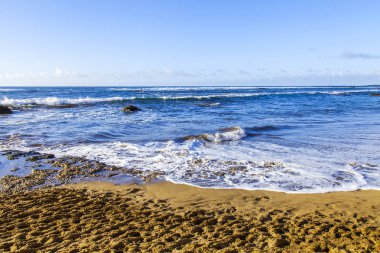 Bir sörf, bulutlu havalarda Atlantik Okyanusu kıyısında pitoresk dalgalar