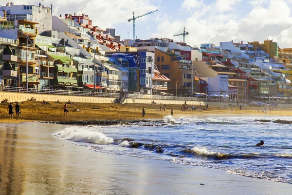 Las Palmas de Gran Canaria, İspanya, 10 Ocak 2018 üzerinde. Playa de Las Canteras plaj ve güzel dolgu kış güneşinin ışıkları 