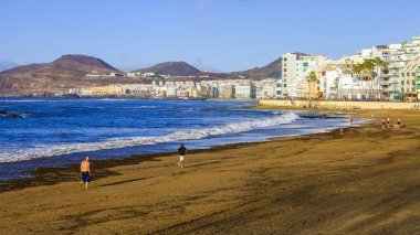 Las Palmas de Gran Canaria, İspanya, 10 Ocak 2018 üzerinde. Playa de Las Canteras plaj ve güzel dolgu kış güneşinin ışıkları 