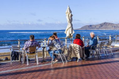 Las Palmas de Gran Canaria, İspanya, 10 Ocak 2018 üzerinde. İnsanlar yemek ve Playa de Las Canteras plaja yakın dolgu üzerinde kafede dinlen 