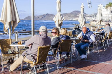 Las Palmas de Gran Canaria, İspanya, 10 Ocak 2018 üzerinde. İnsanlar yemek ve Playa de Las Canteras plaja yakın dolgu üzerinde kafede dinlen 