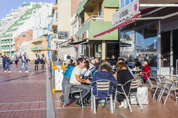 Las Palmas de Gran Canaria, İspanya, 10 Ocak 2018 üzerinde. İnsanlar yemek ve Playa de Las Canteras plaja yakın dolgu üzerinde kafede dinlen 