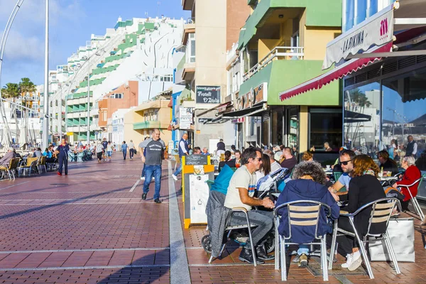 Las Palmas de Gran Canaria, İspanya, 10 Ocak 2018 üzerinde. İnsanlar yemek ve Playa de Las Canteras plaja yakın dolgu üzerinde kafede dinlen 