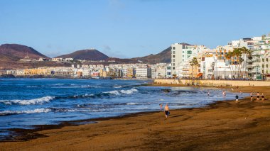 Las Palmas de Gran Canaria, İspanya, 10 Ocak 2018 üzerinde. Playa de Las Canteras plaj ve güzel dolgu kış güneşinin ışıkları 