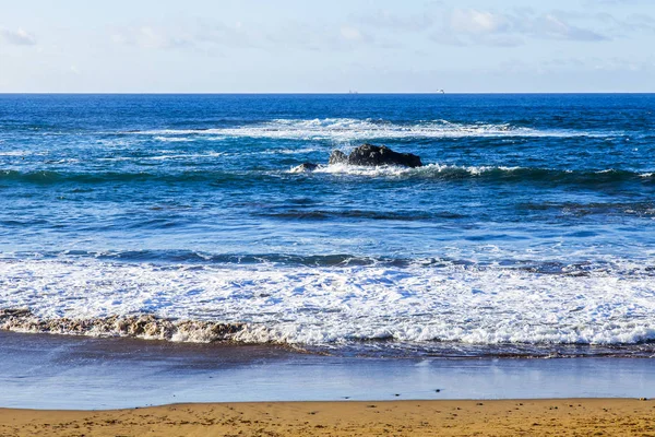 Onde Pittoresche Surf Alla Costa Dell Oceano Atlantico Tempo Nuvoloso — Foto Stock