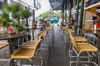 Las Palmas de Gran Canaria, İspanya, 10 Ocak 2018 üzerinde. Sokak kafe küçük tablolar ziyaretçiler için bekleyin