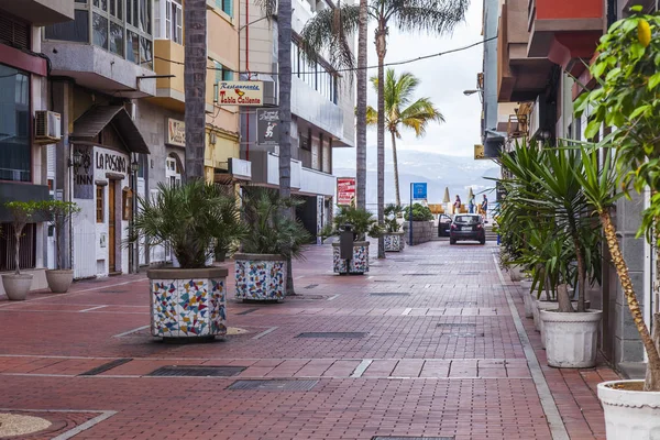 Las Palmas de Gran Canaria, İspanya, 10 Ocak 2018 üzerinde. Modern binalar mimari kompleks sokağın adalar adalar için tipik yapmak.