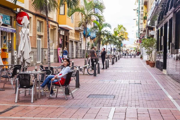Las Palmas de Gran Canaria, İspanya, 10 Ocak 2018 üzerinde. Sokak kafe küçük tablolar ziyaretçiler için bekleyin