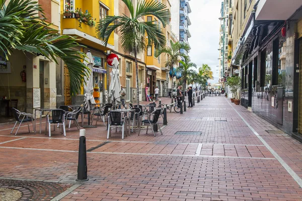 Las Palmas de Gran Canaria, İspanya, 10 Ocak 2018 üzerinde. Sokak kafe küçük tablolar ziyaretçiler için bekleyin