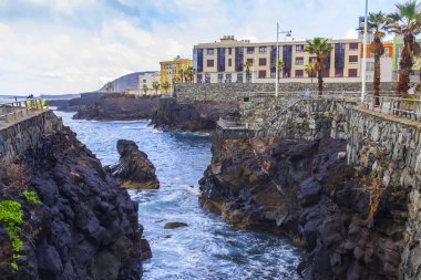 Las Palmas de Gran Canaria, İspanya, 10 Ocak 2018 üzerinde. Kış Playa de Las Canteras plaj ve güzel dolgu uzaktan bilir. Atlantik Okyanusu kıyısında pitoresk kayaya dalgalar tarafından yıkanmış