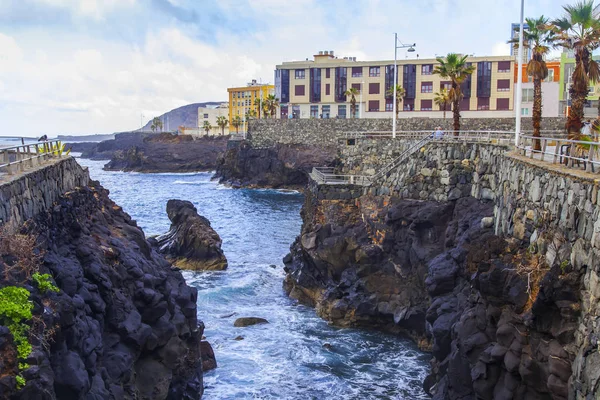 Las Palmas de Gran Canaria, İspanya, 10 Ocak 2018 üzerinde. Kış Playa de Las Canteras plaj ve güzel dolgu uzaktan bilir. Atlantik Okyanusu kıyısında pitoresk kayaya dalgalar tarafından yıkanmış