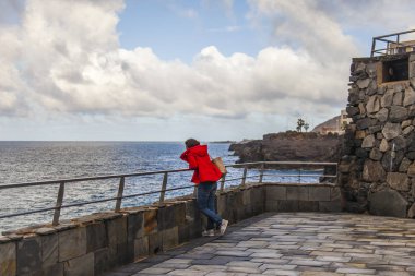 Las Palmas de Gran Canaria, İspanya, 10 Ocak 2018 üzerinde. Kış okyanus dalgalarının bilir. Kadın uzaktan görünüyor
