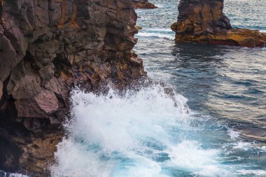 Atlantik Okyanusu kıyısında pitoresk kayaya dalgalar tarafından yıkanmış