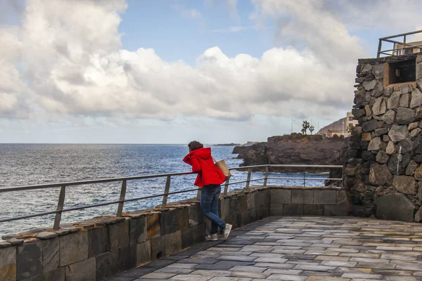 Las Palmas de Gran Canaria, İspanya, 10 Ocak 2018 üzerinde. Kış okyanus dalgalarının bilir. Kadın uzaktan görünüyor