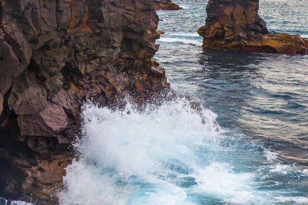 Atlantik Okyanusu kıyısında pitoresk kayaya dalgalar tarafından yıkanmış