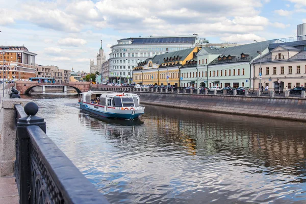 莫斯科 俄罗斯 在2018年6月25日 第十八世纪大厦在城市的一个历史部分做 Kadashyovskaya 路堤的建筑学复合体 那条行走的船漂浮在河边 — 图库照片