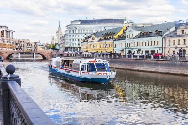 Moskova, Rusya, üzerinde 25 Haziran 2018. 18. yüzyılın binalar bir tarihi kentin bir mimari kompleks Kadashyovskaya set of olun. Nehirden aşağı yürüme gemi yüzer.