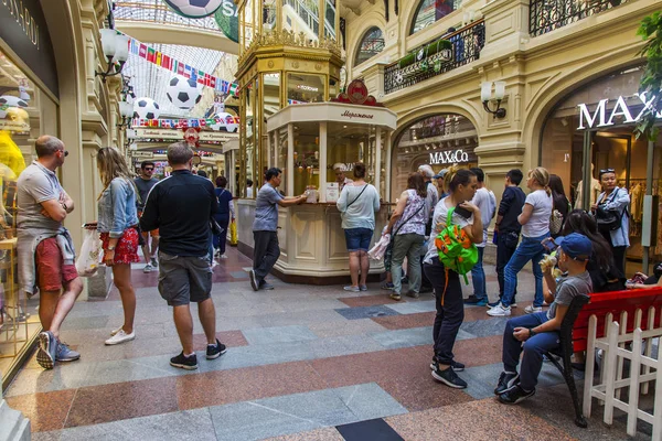 モスクワ ロシア 2018 歴史的な店ガム Fifa ワールド カップにお祝いの家具貿易ギャラリー は専門にアイスクリームを買ってください — ストック写真