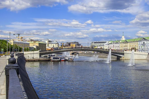 莫斯科 俄罗斯 在2018年6月25日 河莫斯科的看法 Kadashyovskaya 路堤在城市的历史部分和卢日科夫桥上 步行船停泊在桥附近 — 图库照片