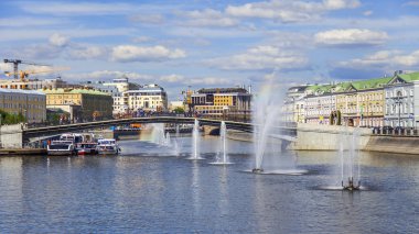 Moskova, Rusya, üzerinde 25 Haziran 2018. Moskova Nehri manzarası. Kadashyovskaya dolgu şehir ve yaralılar köprü tarihsel bir parçası olarak. Yürüyen gemilere yakın köprü demirleyen