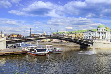 Moskova, Rusya, üzerinde 25 Haziran 2018. Moskova Nehri manzarası. Kadashyovskaya dolgu şehir ve yaralılar köprü tarihsel bir parçası olarak. Yürüyen gemilere yakın köprü demirleyen
