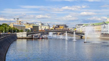 Moskova, Rusya, üzerinde 25 Haziran 2018. Moskova Nehri manzarası. Kadashyovskaya dolgu şehir ve yaralılar köprü tarihsel bir parçası olarak. Yürüyen gemilere yakın köprü demirleyen