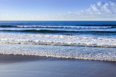 Bulutlu havalarda Atlantik Okyanusu kıyısında, pitoresk sörf
