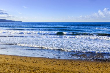 Bulutlu havalarda Atlantik Okyanusu kıyısında, pitoresk sörf
