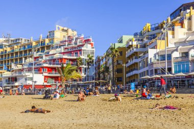 Las Palmas de Gran Canaria, İspanya, 10 Ocak 2018 üzerinde. Kış güneşi Playa de Las Canteras beach Atlantik Okyanusu kıyısında ışıklar. İnsanlar biraz dinlen ve yakın bir su kenarı güneşlenmek