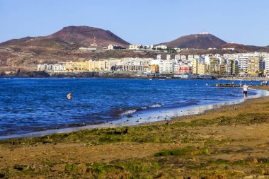 Las Palmas de Gran Canaria, İspanya, 10 Ocak 2018 üzerinde. Kış Playa de Las Canteras beach Atlantik Okyanusu ve uzaktan güzel dolgu kıyısında bilir