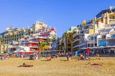 Las Palmas de Gran Canaria, İspanya, 10 Ocak 2018 üzerinde. Kış güneşi Playa de Las Canteras beach Atlantik Okyanusu kıyısında ışıklar. İnsanlar biraz dinlen ve yakın bir su kenarı güneşlenmek